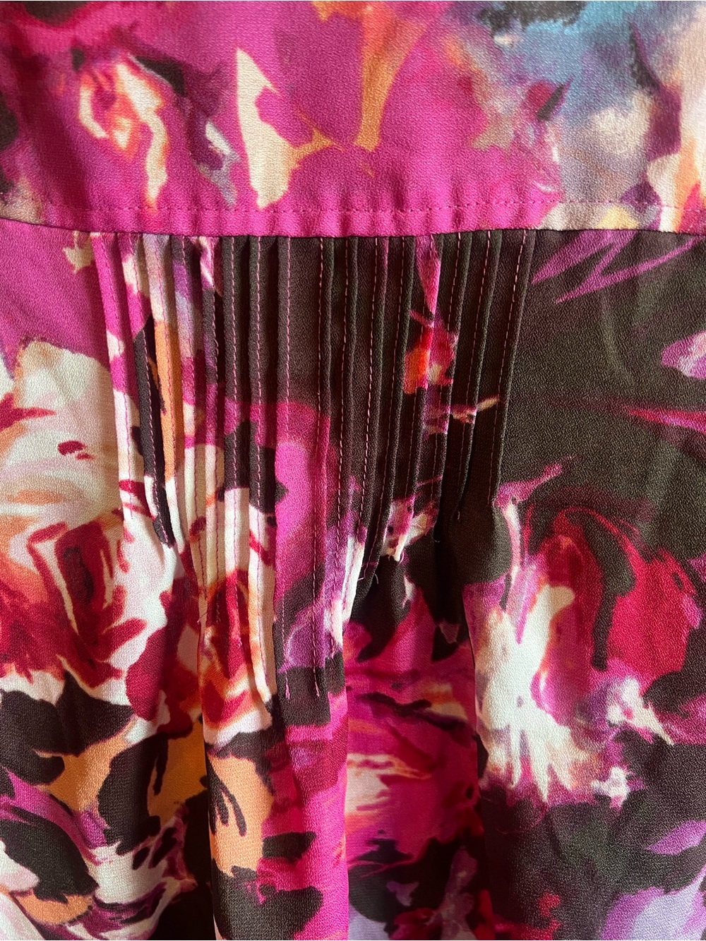 Denim 24/7 Fuchsia Floral V-Neck Pintuck Blouse Scalloped Detail Size 20W Boho - Picture 7 of 9